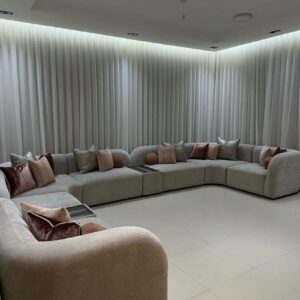 مجلس متصل بتصميم زوايا دائرية