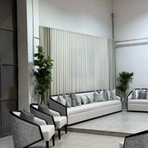 مجلس نيو كلاسيك بإطار أسود