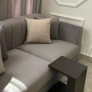 مجلس مودرن متصل بقاعدة خشبية